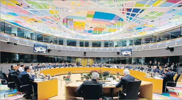  ?? OLIVIER HOSLET / AFP ?? La primera ministra Theresa May, al fondo, vestida de azul, ayer, durante el Consejo Europeo que certificó la salida pactada del Reino Unido de la UE