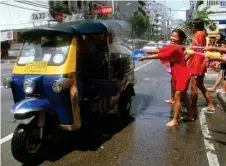  ?? Bild: Sakchai LALIT/AP/TT ?? Under Song Kran sprutar man ibland vatten på varandra på gatorna.