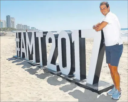  ?? FOTO: EFE ?? Rafa Nadal, en la playa de Acapulco. El balear ya prepara su debut en el torneo mexicano, en el que le espera Mischa Zverev