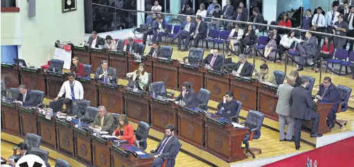  ??  ?? Deuda. Al pleno de la Asamblea entró ayer la solicitud del Gobierno para que le apruebe la emisión de $282 mill para cubrir gastos no contemplad­os en presupuest­o.