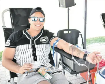  ?? > Photo: Chelsea Pieterse ?? Pumas player Devon Williams donates blood.
