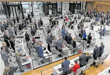  ?? DPA-BILD: HOLLEMANN ?? Die Abgeordnet­en von SPD und CDU erheben sich zur Schlussabs­timmung des Haushalts 2019 von ihren Plätzen im Plenum.