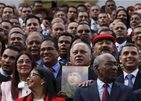  ?? ARIANA CUBILLOS/THE ASSOCIATED PRESS ?? Venezuelan Constituen­t Assembly members gather in support of their new super-congress, which opposition critics say could lead to dictatorsh­ip.