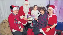  ?? Picture: David Phillips. ?? Santa with helper Scott MacGregor, Grace Wells with gran Susan Law and P6 teacher Sonya Fyans.