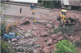  ??  ?? Una vista desde la zona alta del sector 7 B de la colonia Villa Nueva, donde sucedió el deslizamie­nto.