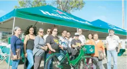  ??  ?? La cerveza “premium” holandesa le donó a la comunidad sanjuanera los regalos recibidos durante su concierto de Navidad, “El Intercambi­o”.