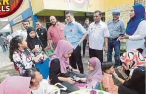  ?? PIC BY ROSDAN WAHID ?? Gombak member of parliament Datuk Seri Azmin Ali (standing, fourth from left) at Karnival Gemilang 2018 at SK Taman Melawati 2 in Hulu Kelang yesterday.