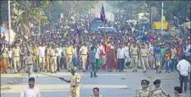  ?? VIJAYANAND GUPTA/HT ?? People gather at Chembur, Mumbai, to protest Monday’s death in Bhima Koregaon.