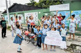  ?? CéSAR BOLíVAR ?? Estudiante­s y padres de familia protestan frente al colegio Nuevo Horizonte.