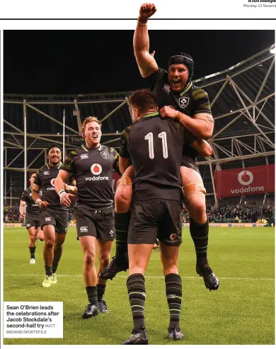  ?? MATT BROWNE/SPORTSFILE ?? Sean O’Brien leads the celebratio­ns after Jacob Stockdale’s second-half try
