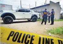  ?? FOTO / ALAN TANGCAWAN ?? ANOTHER ATTACK. Police officers cordon off the area where 56-year-old Johnson Chiaoco was killed.SUNSTAR