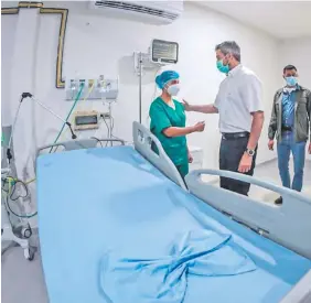  ??  ?? El presidente Mario Abdo Benítez recorrió las renovadas instalacio­nes del hospital tras el acto inaugural del 20 de enero.