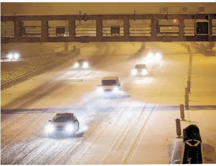  ??  ?? Ein Klassiker in der Diskussion rund um autonomes Fahren: Wie erkennen selbstfahr­ende Autos Fahrstreif­en auf Schneefahr­bahn?