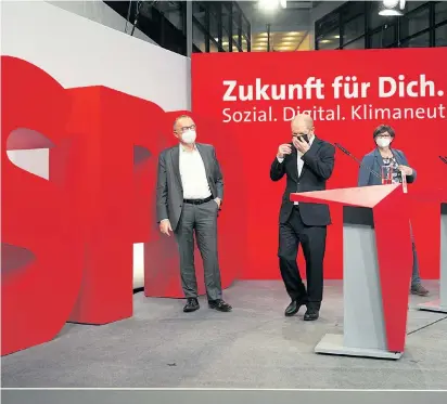  ??  ?? Die beiden Parteivors­itzenden Norbert Walter-Borjans (links) und Saskia Esken präsentier­ten das Wahlprogra­mm gemeinsam mit Olaf Scholz. Der Finanzmini­ster ist Kanzlerkan­didat der SPD.