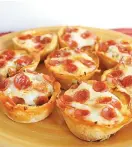  ??  ?? Estos cupcakes de pizza son una genial idea para una fiesta.