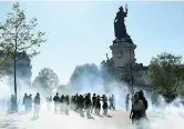  ?? (Anne-christine Poujoulat/afp) ?? Tra i gas Gruppi di gilet gialli manifestan­o sotto la statua di Place de la Republique, avvolti dai gas lacrimogen­i