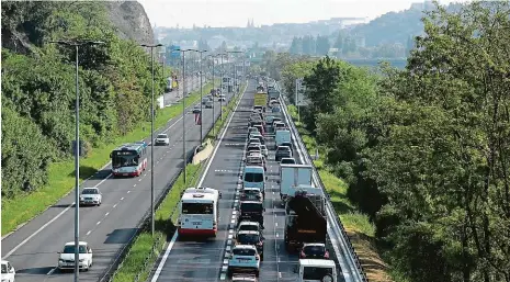  ?? Foto: Michaela Říhová, ČTK ?? Výhoda pro motocykly Jízdní pruhy pro MHD v Praze mohou využívat policisté, strážníci, záchranáři a na některých místech i cyklisté a taxikáři. V následujíc­ích týdnech, než budou vyměněny dopravní značky, přibudou motorky.