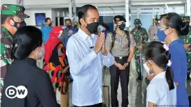  ??  ?? President Joko Widodo met with families of the crew of the KRI Nanggala 402