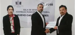  ??  ?? AntOnIO FLORes con los funcionari­os de la Asamblea Municipal Electoral