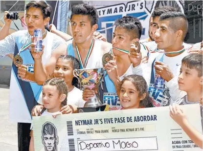  ??  ?? Deportivo Mago celebró con sus familiares el triunfo