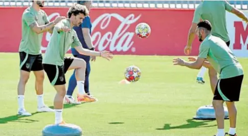  ?? // AFP ?? Griezmann y Koke, en el entrenamie­nto de ayer del Atlético de Madrid