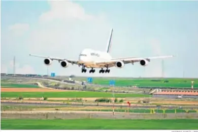  ?? ANTONIO GARCÍA / EFE ?? Un A380 de Air France se dispone a tomar tierra en el aeropuerto de Teruel el pasado abril.