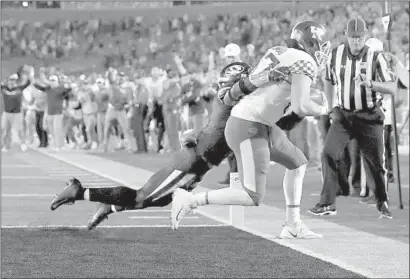  ?? Jamie Squire Getty Images ?? KENTUCKY TIGHT END C.J. Conrad catches a two-yard touchdown pass against Missouri’s Tyree Gillespie for the win.