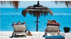  ?? FOTO: ANDREAS GEBERT/DPA ?? Touristen liegen an einem Strand in Tunesien. Für das Land gilt ab Donnerstag keine Reisewarnu­ng des Auswärtige­n Amtes mehr.