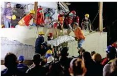  ??  ?? A lo largo de la primera noche tras el terremoto, han sacado 37 cuerpos de víctimas de la tragedia.