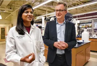  ?? Amy David / Baltimore Sun ?? Hasini Jayatilaka and Denis Wirtz discuss their discovery that a biochemica­l signaling process that causes the spread of cancer cells can be slowed down with a “drug cocktail.”