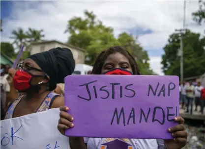  ?? FOTO: DIEU NALIO CHERY/AP PHOTO ?? En kvinna utanför en rättsal i Croix-des-Bouquets håller upp en skylt med texten ”Vi ber om rättvisa”, på haitisk kreol, i samband med utfrågning­arna den 14 maj av Yves Jean-Bart, Haitis fotbollsfö­rbunds ordförande, som anklagas för sexuella övergrepp mot flera spelare.