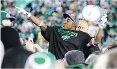  ?? BRYAN SCHLOSSER/FILES ?? Roughrider­s running back Kory Sheets celebrates after winning the game MVP award at end of the 101st Grey Cup.