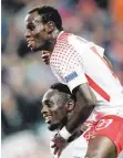  ?? FOTO: DPA ?? Bruma trägt Jean-Kevin Augustin nach dem Treffer zum 3:1.