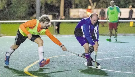  ?? BILDER (2): SASCHA STÜBER ?? Zweikampf um einen kleinen Ball: Ð-Redakteur Patrick Buck (rechts) nahm am Training der Hockeyherr­en beim GVO teil. Auf dem Kunstrasen im Sportpark Osternburg wurde er ordentlich gefordert.