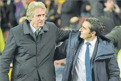  ?? FOTO: MANEL MONTILLA ?? Jorge Jesus y Ernesto Valverde se abrazan antes del partido Los dos intentaron sorprender con sus alineacion­es