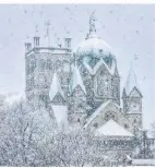  ?? FOTO: DIETMAR STEINHAUS ?? Das Neusser Quirinus-Münster im Schneetrei­ben.