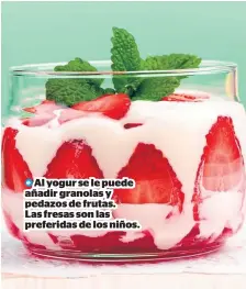  ??  ?? Al yogur se le puede añadir granolas y pedazos de frutas.
Las fresas son las preferidas de los niños.