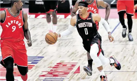  ?? Toshifumi Kitamura / AFP vía Getty Images ?? Russell Westbrook (centro), en el segundo partido de exhibición entre los Rockets y los Raptors en Japón, el 10 de octubre, después de las declaracio­nes de Daryl Morey que dispararon el conflicto entre China y la NBA.