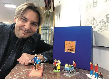  ?? | PHOTO : OUEST-FRANCE ?? Le commissair­e-priseur Julien Thomas, fier de présenter aux enchères une grande collection de figurines en métal Pixi.