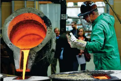  ?? BLOOMBERG ?? An employee pours molten steel into a casting for a church bell at the Verdin Corp production facility in Cincinnati, Ohio.