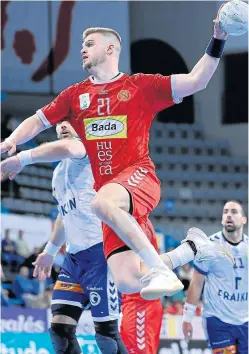  ?? ?? El lateral zurdo Pere Arnau lanza ante la mirada de los defensores del Granollers.