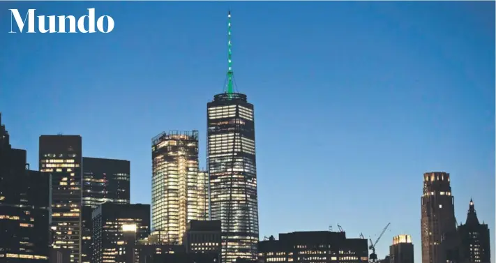  ?? FOTO: AFP ?? El One World Trade Center iluminado en verde, el jueves, por orden del gobernador de Nueva York, Andrew Coumo, en respuesta a la decisión del Presidente Donald Trump de retirar a Estados Unidos del Acuerdo de París.