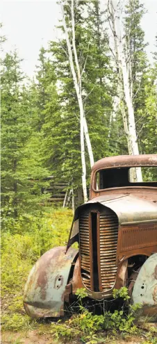  ?? Phot ?? Clockwise from top: A canoeing group on the Yukon River near M Diamond Tooth Gertie’s Gambling Hall. A 1-ounce gold nugget on An old truck permanentl­y parked by a section of the Yukon River