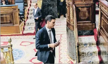  ?? DANI DUCH ?? Pedro Sánchez se cruza con el portavoz del PDECat, Carles Campuzano, durante la moción