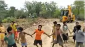  ?? ?? A screenshot shows tribal children celebratin­g the constructi­on of a road in a remote village in Bastar.