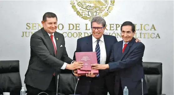  ?? ?? Rogelio Ramírez de la O, titular de Hacienda, entrega el paquete económico 2023 en el Senado.