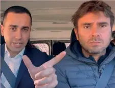  ??  ?? Di Maio al volante, Di Battista accanto, in un frame di una diretta Fb