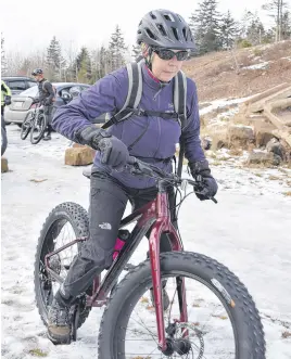  ?? FRAM DINSHAW/TRURO NEWS FRAM DINSHAW/TRURO NEWS ?? Sharon Robertson, centre, bought her fat bike several months ago and brought it to the beginner class at Victoria Park.