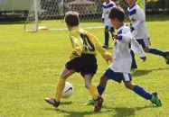  ??  ?? Tra bambini Durante una partita tra squadre di pulcini i papà di due di loro hanno litigato, si sono insultati e minacciati con il coltello