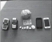  ??  ?? Minat me celular dhe kokaina e sekuestrua­r nga Policia